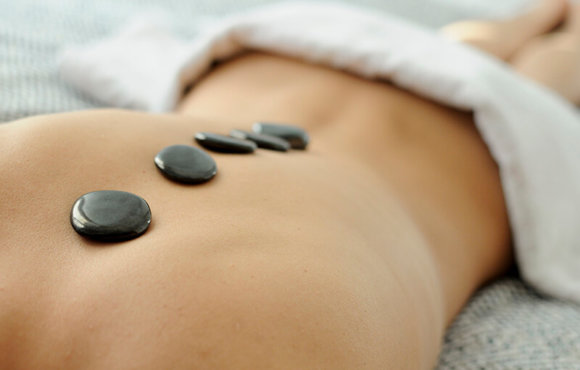 Hot-Stone Massage mit heißen Steinen